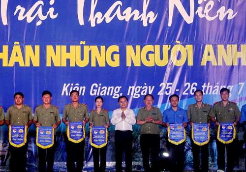 Bí thư T.Ư Đoàn Nguyễn Anh Tuấn trao cờ động viên các đơn vị tham gia Hội trại